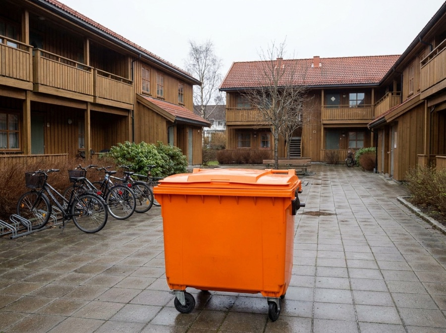 Fastpriscontainer plassert i gårdsrommet til et borettslag